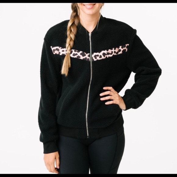 Zyia Flying V leopard fleece jacket - Picture 2 of 5